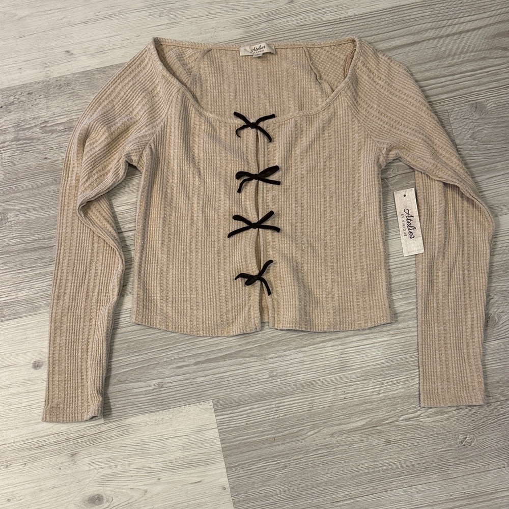 Atelier by Kirious NWT Beige Ribbed Sweater with Black Bow Accents
